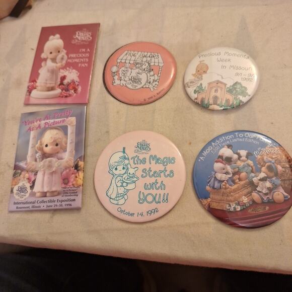 6 VTG PRECIOUS MOMENTS BUTTONS PINS LOT COLLECTORS CLUB - Picture 1 of 7